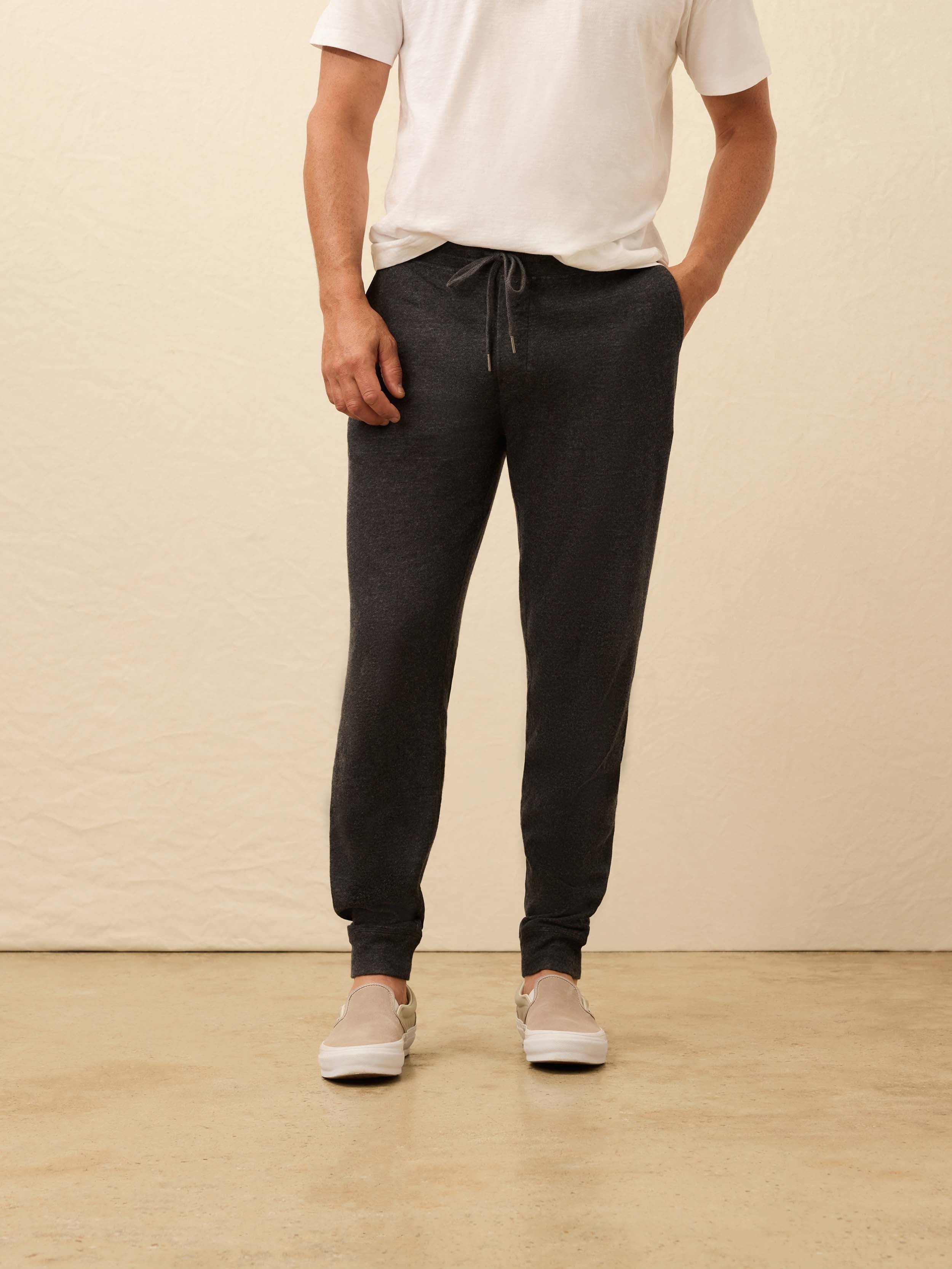 Aspen Lounge Cashmere Sweatpant - Coal Smoke Melange | Faherty Brand