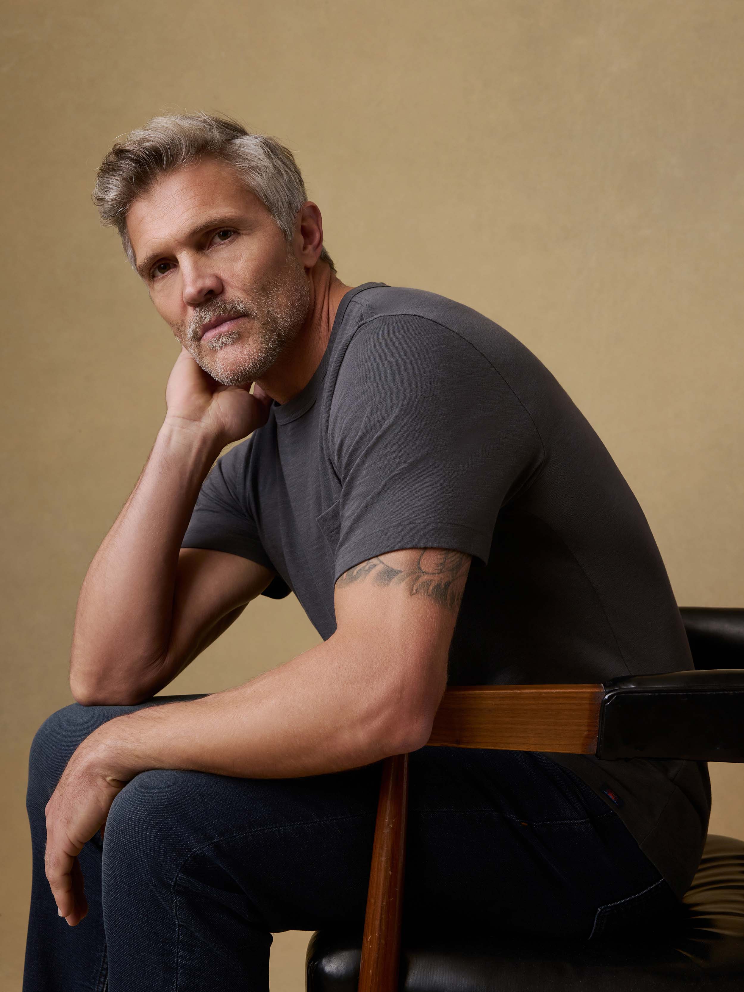 Sunwashed Regenerative Pocket Tee - Graphite | Faherty Brand