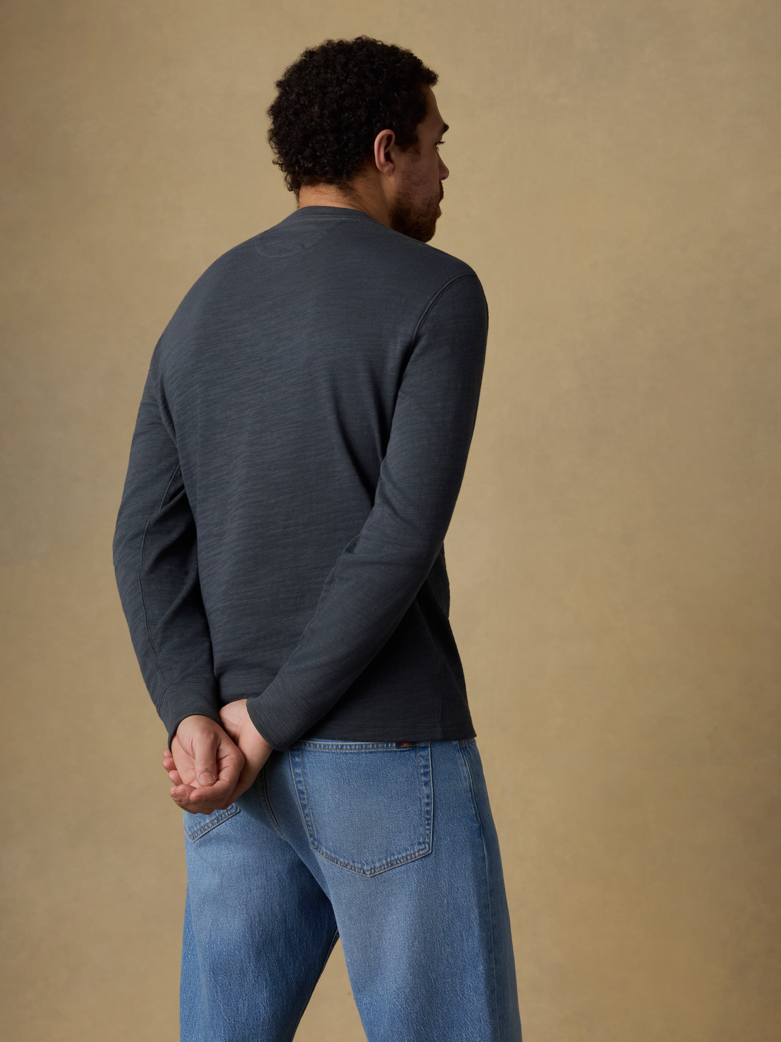 Sunwashed Organic Henley - Graphite | Faherty Brand