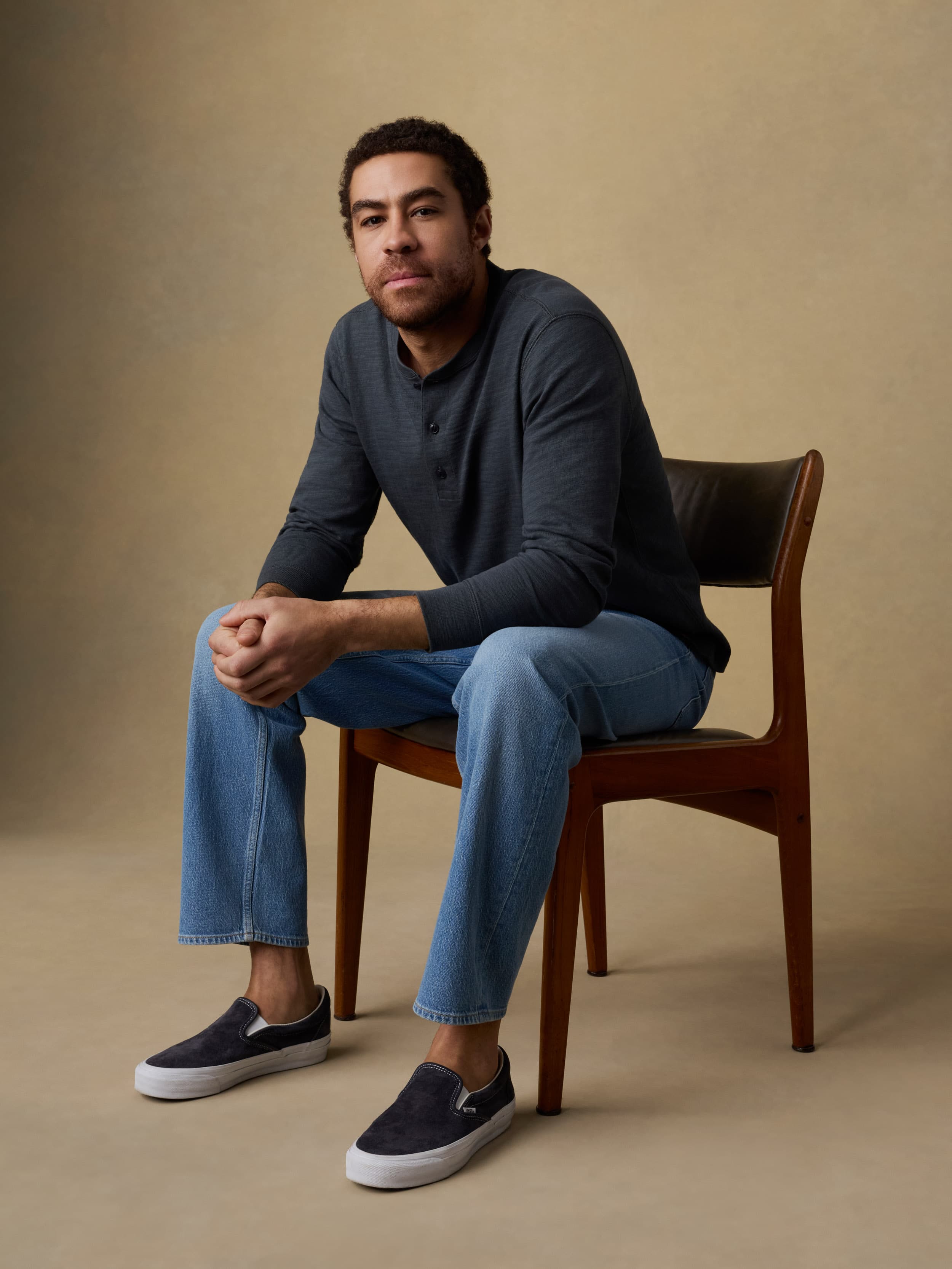 Sunwashed Organic Henley - Graphite | Faherty Brand